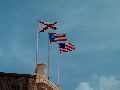 Vlaggen USA, Puerto Rico en en oude Spaanse militaire vlag